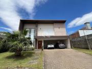 Casa em condomínio fechado com 4 dormitórios