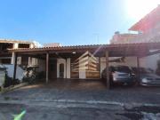 Casa em condomínio fechado, com 4 dormitórios sendo 4...