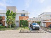 CASA EM CONDOMINIO FECHADO, COM AMPLO PÁTIO