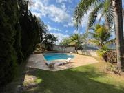 Casa em condomínio fechado com suíte, quintal e lazer em... Casa em condomínio fechado com suíte, quintal e lazer em...