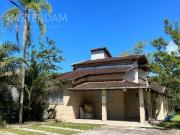 CASA À VENDA EM CONDOMÍNIO FECHADO COM PISCINA!