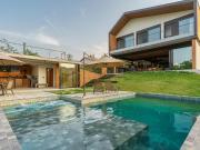 Casa em condomínio para venda com 4 quartos, 622m²