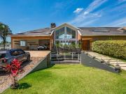 Casa em Condomínio para Venda e Aluguel em Vale da Santa...