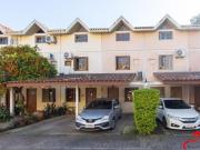 Casa em condomínio, porteira fechada, possui 3...