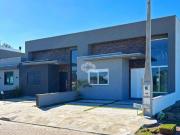 Casa em condomínio terrea com 3 dormitórios