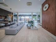 Casa em esquina no Alphaville 1