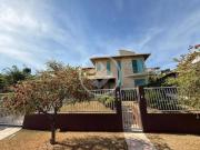 Casa em estilo colonial com 3 Quartos no condominio...