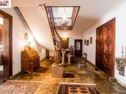 Casa em estilo colonial com acabamentos tradicionais....