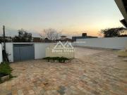 Casa em lote de 420 m², com piscina no bairro Guarujá