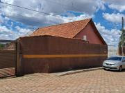 Casa em lote de 652m². Escriturada. 98181 6963