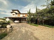 CASA EM ÓTIMA LOCALIZAÇÃO COM MUITA NATUREZA