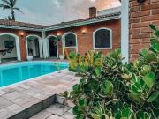 Casa em terreno de 1.555m², quadra de tênis, piscina, 6...