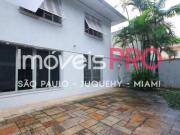 Casa em um grande terreno, com ótimo espaço de área...