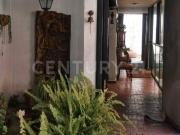 Casa en 2 niveles con potencial para modernizar o...