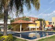 CASA EN 2 NIVELES. CONDOMINIO CON VIGILANCIA Y PORTÓN...