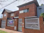 Casa en 2 plantas al frente con parque 3 dormitorios con...