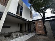 Casa en 3 niveles frente a gran parque en zona norte