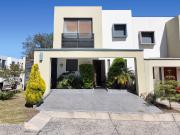 Casa en Adamar con esquina y jardín excedente