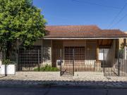 CASA EN ADROGUÉ MUY BIEN UBICADA