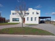 Casa en alquiler 4 Dormitorios 4 Baños Escobar