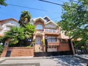 Casa en alquiler 6 ambientes con piscina y garage p/ 4...