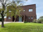 Casa en alquiler anual amoblada sobre lote interno en El...