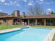 Casa en alquiler anual desarrollada en una sola planta...