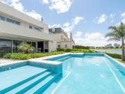 Casa en alquiler anual en El Golf a la laguna Nordelta