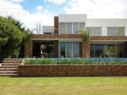 Casa en alquiler anual sobre lote al agua en Santa Barbara