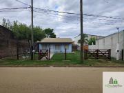 Casa en alquiler en Villa Adela con amplio jardín y cochera