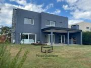 Casa en alquiler con 3 dormitorios y pileta lote central