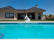 Casa en ALQUILER con pileta y cochera. Lote con fondo a...