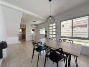 Casa en alquiler de 2 dormitorios con cochera y jardín
