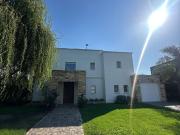 Casa en alquiler de 3 dormitorios c/ cochera en El Centauro