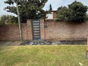 Casa en alquiler de 3 dormitorios c/ cochera en Villa Elisa