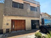 Casa en Alquiler de 4 dormitorios c/ cochera en Banfield...
