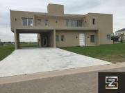 Casa en alquiler de 4 dormitorios c/ cochera en La...