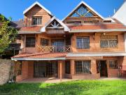 Casa en alquiler en Acassuso. 6 ambientes con piscina y...