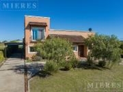 Casa en alquiler sobre lote interno a la troncal en Area...