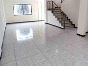 Casa en alquiler tres dormitorios sala de estar en Vía a...