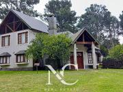 Casa en alquiler y venta en CARILÓ, con piscina