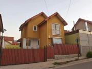 Casa en arriendo c/ estacionamiento en Peñablanca