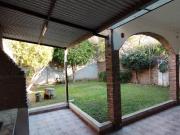 Casa en Arroyito con amplio jardín y potencial de expansión