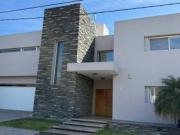 Casa EN B° CERRADO TEJAS 2 5 DORMITORIOS PRIMERA CALIDAD