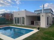 Casa en barrio Araucarias Puertos del Lago