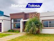 Casa en Barrio Ecuestre con fondo a la laguna Cota Esmeralda