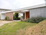 Casa en Barrio Ecuestre – Frente a la laguna. Piscina...