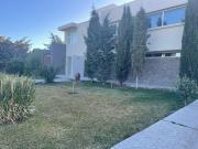 Casa en barrio la isla