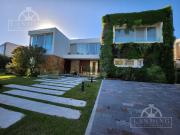 Casa en Barrio Náutico Albanueva con salida al río