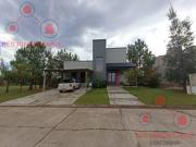 Casa en barrio privado Altos de Zorraquín en impecable...